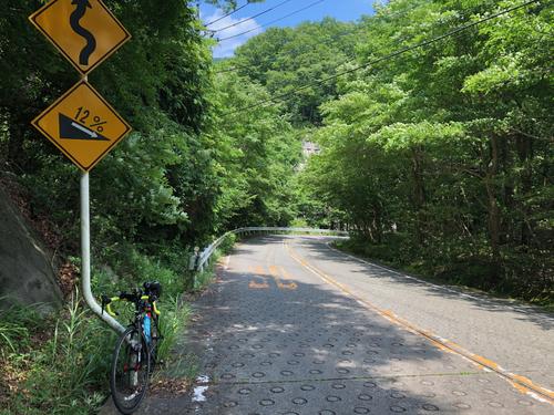 牧馬峠手前のこう配12%の急坂