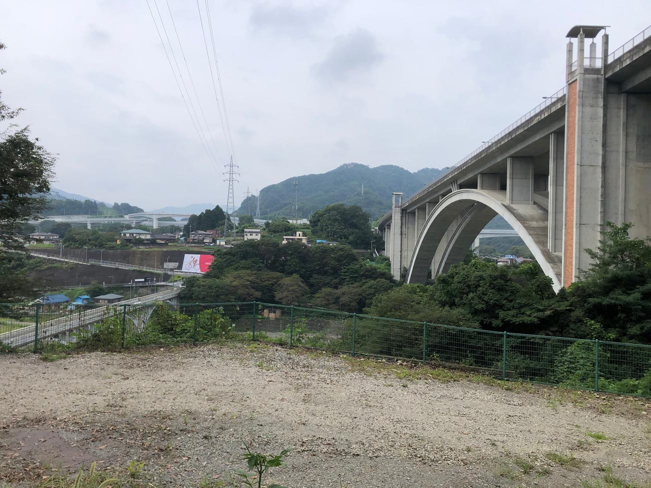 横断幕がはるか先に見える。右手は新小倉橋