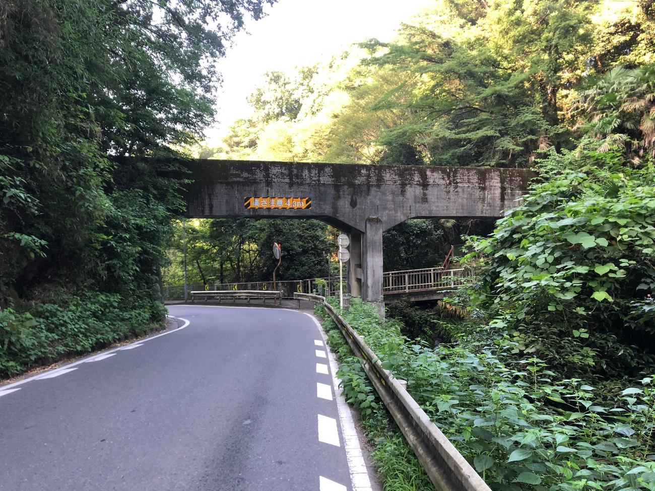 小倉橋へと下る狭い道