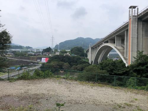 横断幕がはるか先に見える。右手は新小倉橋