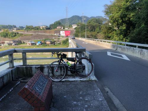 すれ違いができないほど狭い小倉橋。橋を渡った先に横断幕