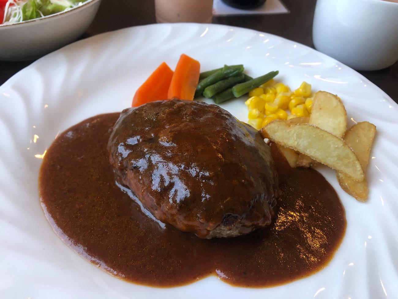 ランチは手作りハンバーグ