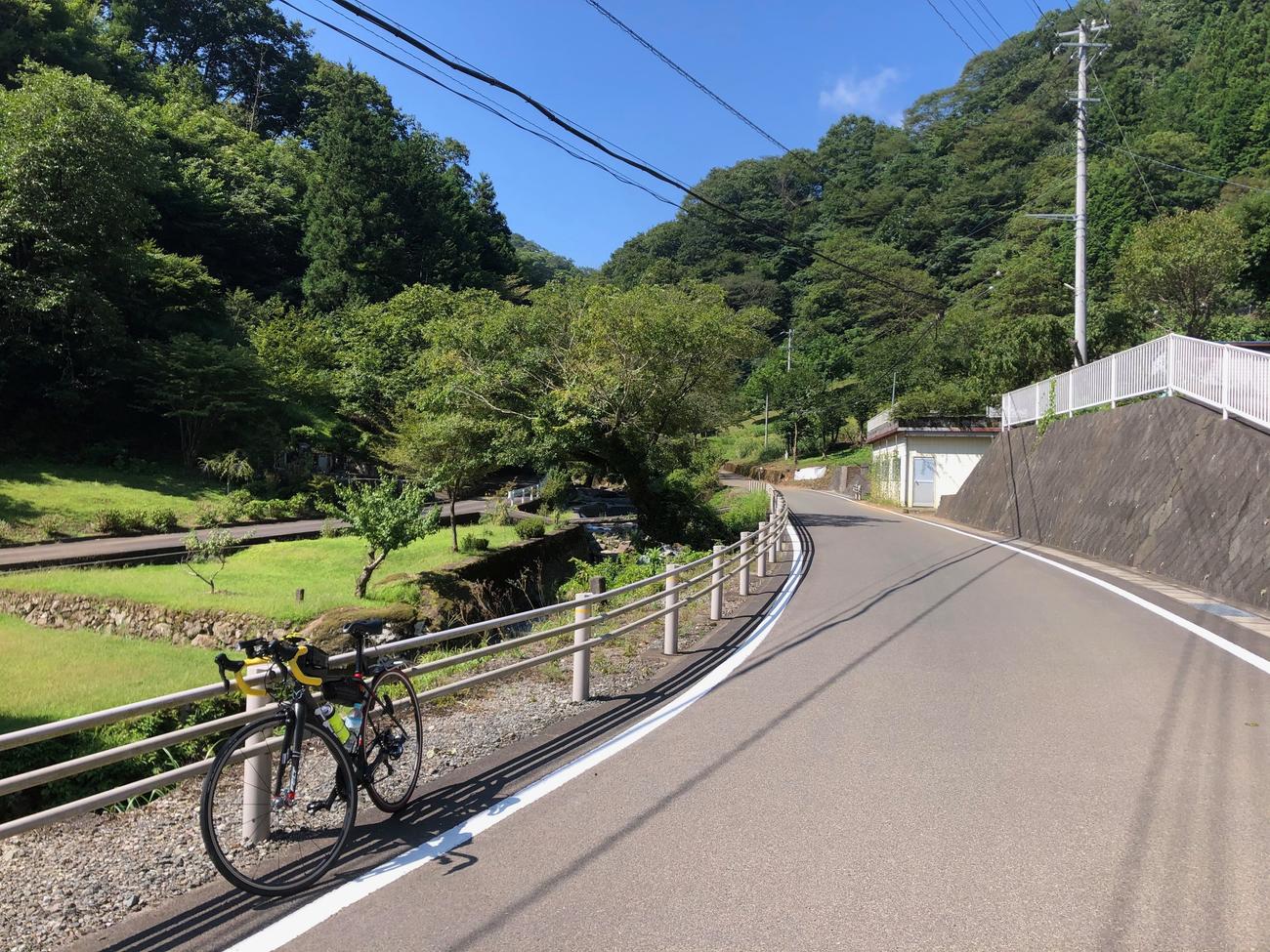 安寺沢川沿いののどかな風景