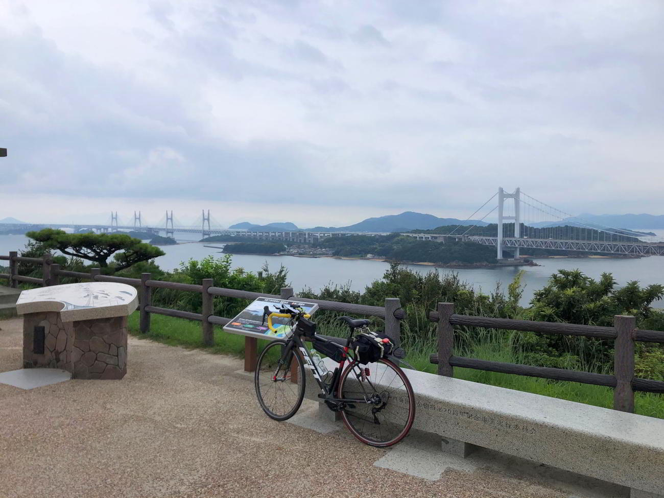 鷲羽山第二展望台。右手に瀬戸大橋
