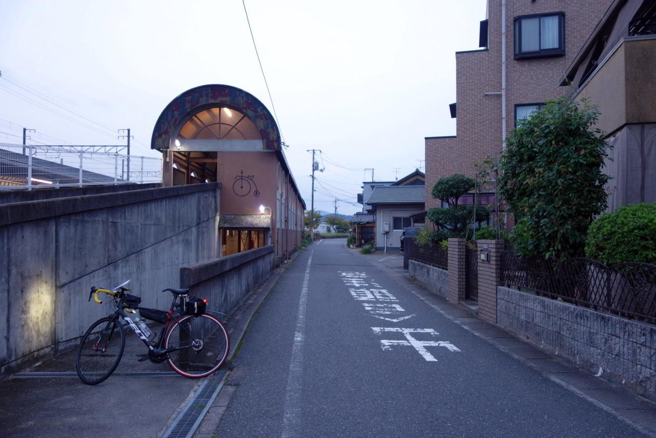 左手に駐輪場。この先に「茶屋町児島自転車道」がある