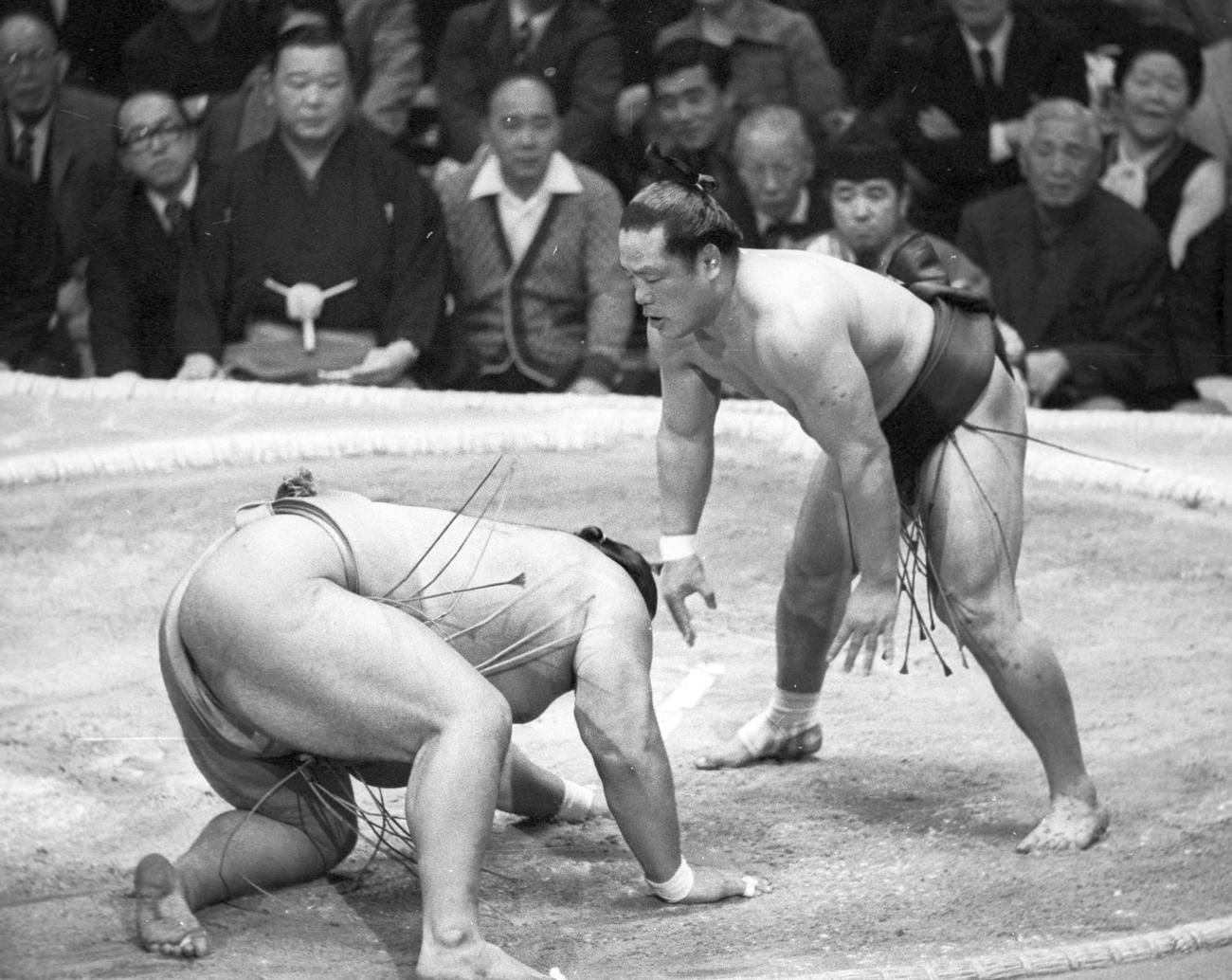 76年１月25日、大相撲初場所千秋楽で巨漢の小結高見山を引き落としで下した東前頭6枚目鷲羽山。12勝3敗で技能賞を獲得した