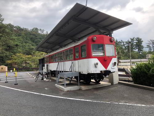 鷲羽山下電ホテル前に当時の車両(客車クハ5号、貨車ホワ6号)が保存されている