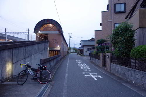 左手に駐輪場。この先に「茶屋町児島自転車道」がある