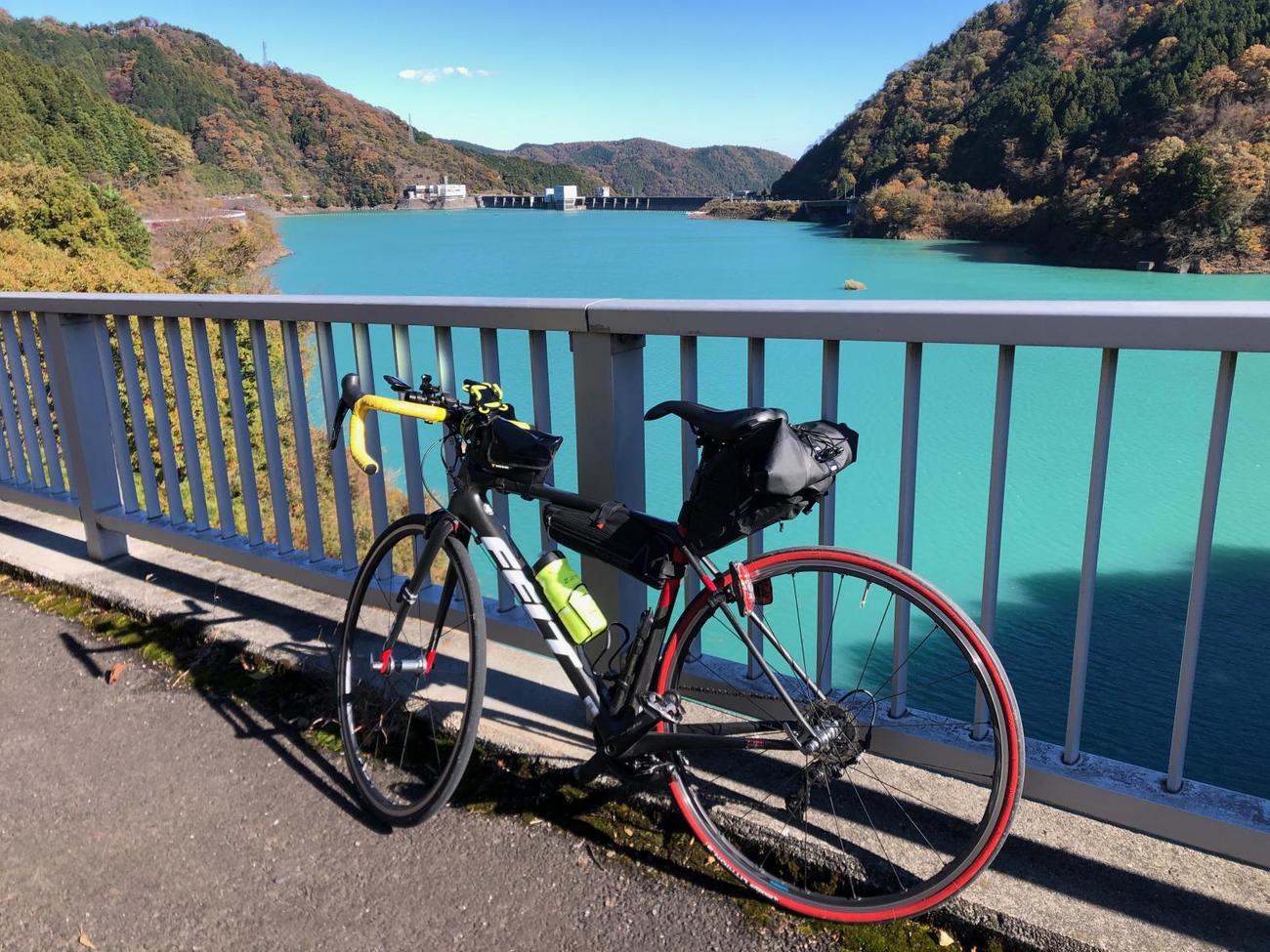 宮ケ瀬湖。奥に宮ケ瀬ダム
