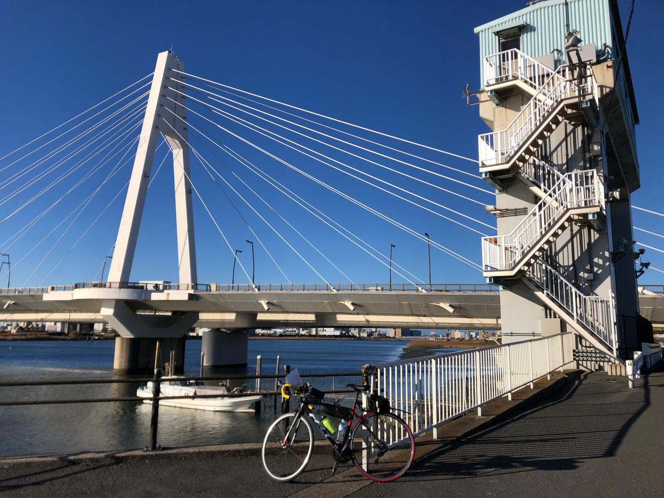 午前8時39分　羽田第2水門。後方は大師橋