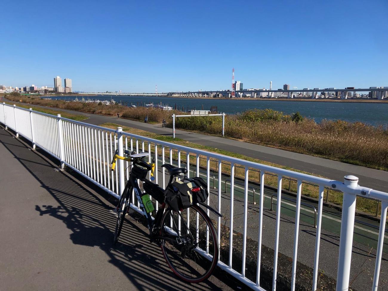 午前10時40分　葛西橋から荒川上流を臨む。右下がサイクリングロード