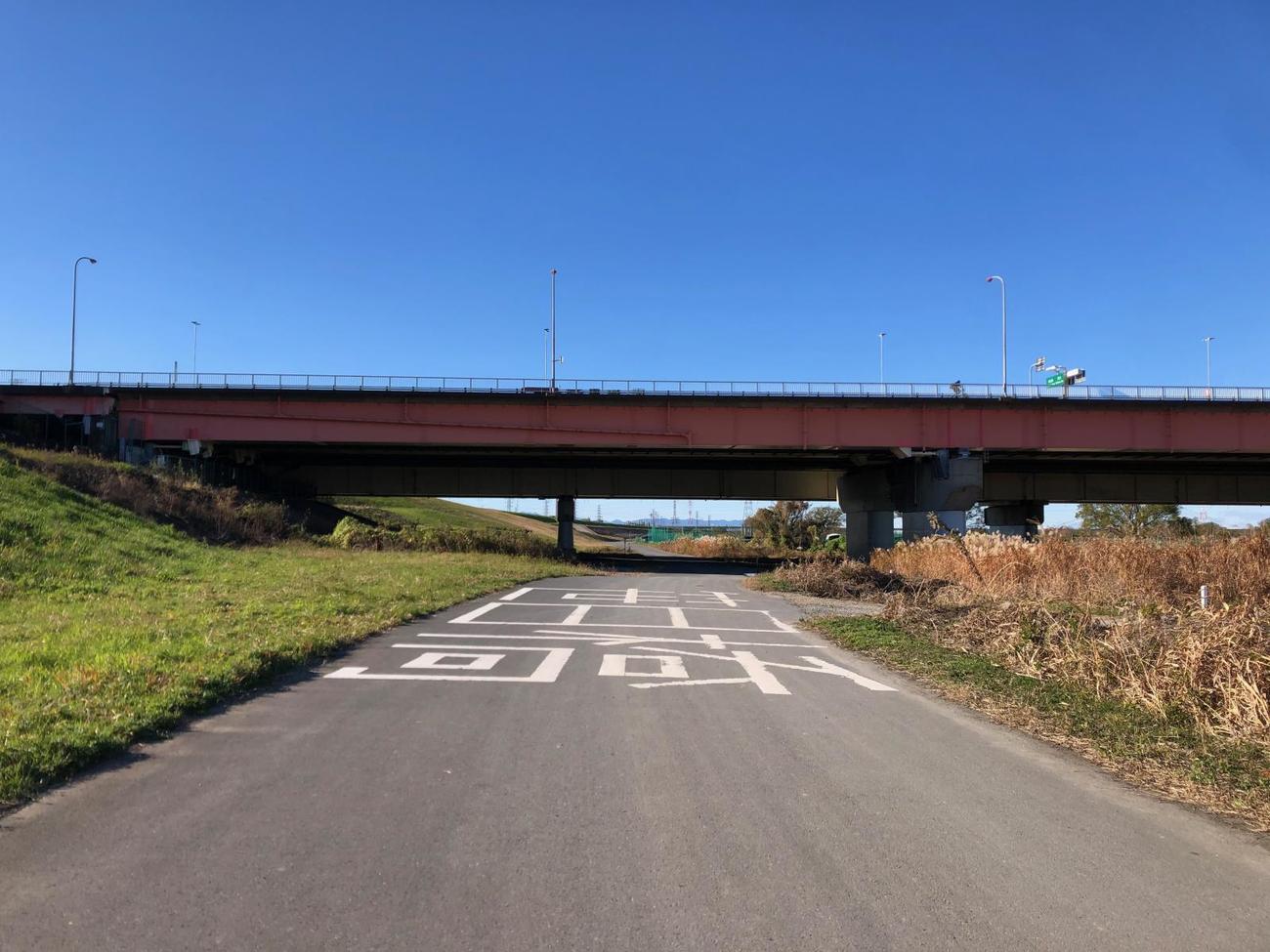 午後1時24分　荒川サイクリングロード笹目橋。橋の手前には名前が大きくペイントされている