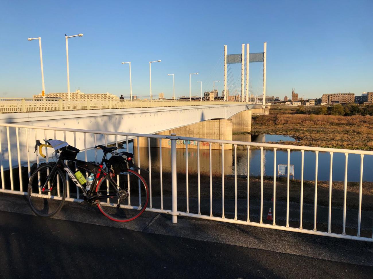午前7時22分　多摩川サイクリングロード右岸の是政橋