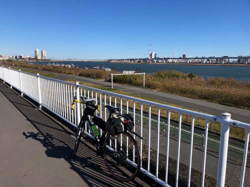 午前10時40分　葛西橋から荒川上流を臨む。右下がサイクリングロード