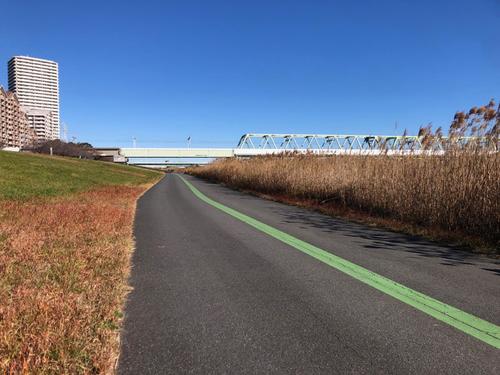 午前10時46分　広々とした荒川サイクリングロード。前方は都営新宿線の鉄橋