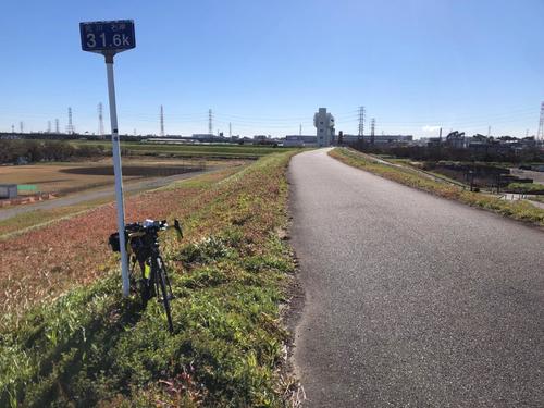 午後0時24分　荒川サイクリングロード31・6キロ地点。後方は朝霞水門