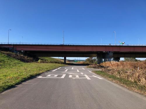 午後1時24分　荒川サイクリングロード笹目橋。橋の手前には名前が大きくペイントされている