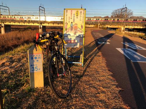 午前7時11分　多摩川サイクリングロード左岸の関戸橋付近。後方は京王線。海から35キロ地点