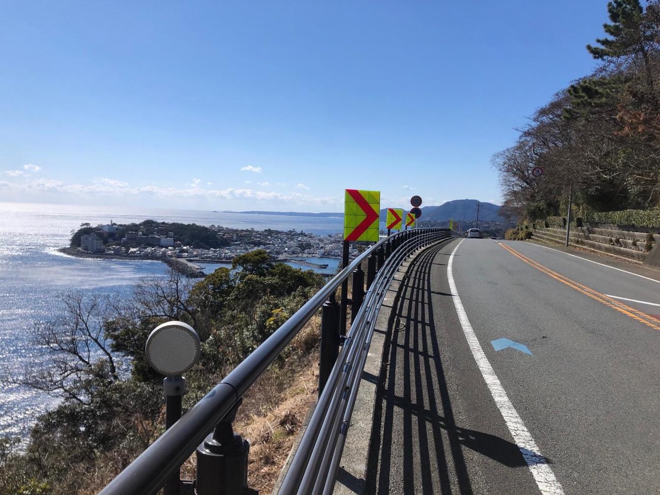 午前11時51分　左手に稲取港