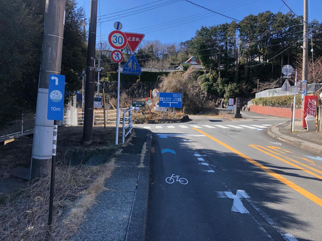 午前10時17分　太平洋岸自転車道の標識に従い左へ