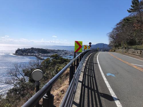 午前11時51分　左手に稲取港