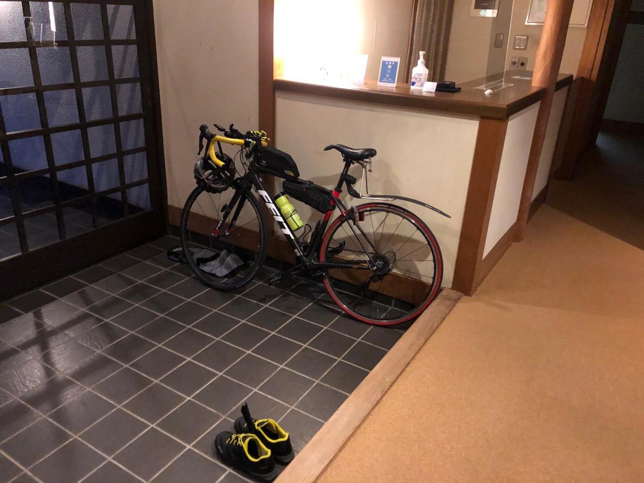 宿では自転車を玄関に置かせてくれた