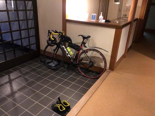 宿では自転車を玄関に置かせてくれた