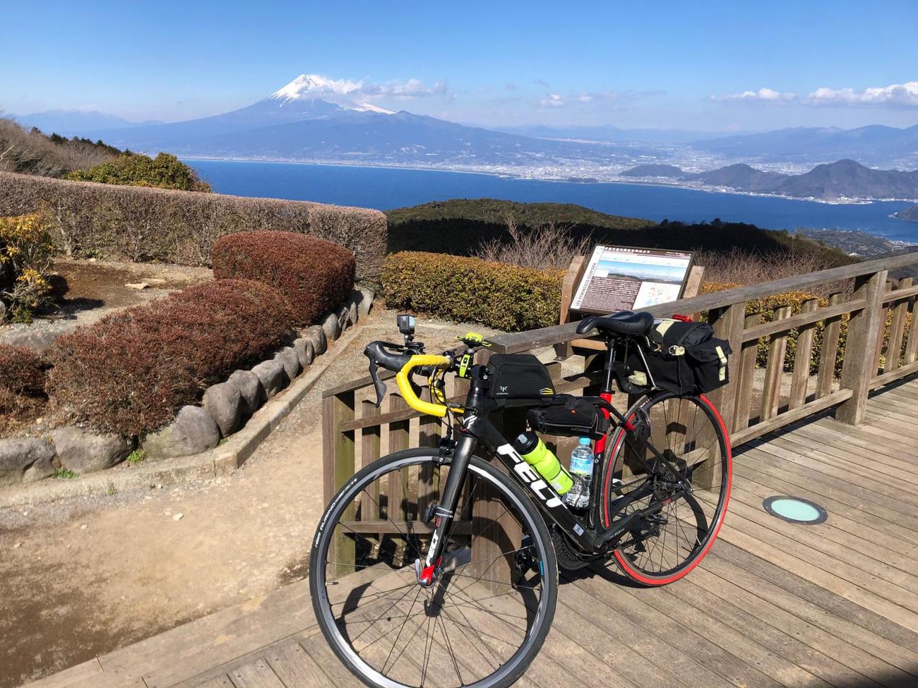 だるま山高原レストハウスから富士山を臨む