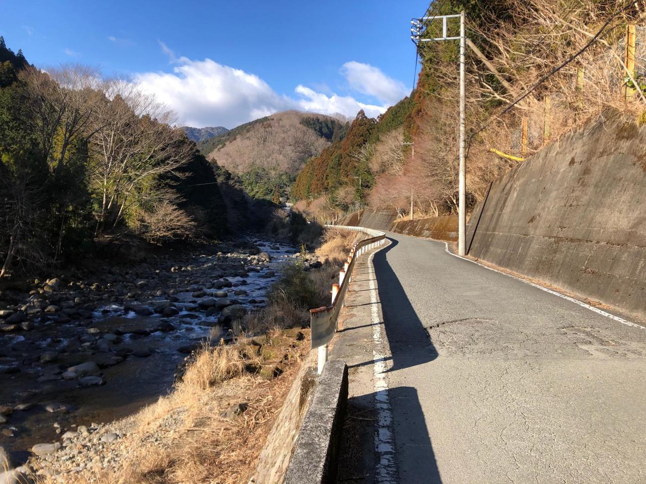 朝日を浴び、のどかな川沿いの県道を走る