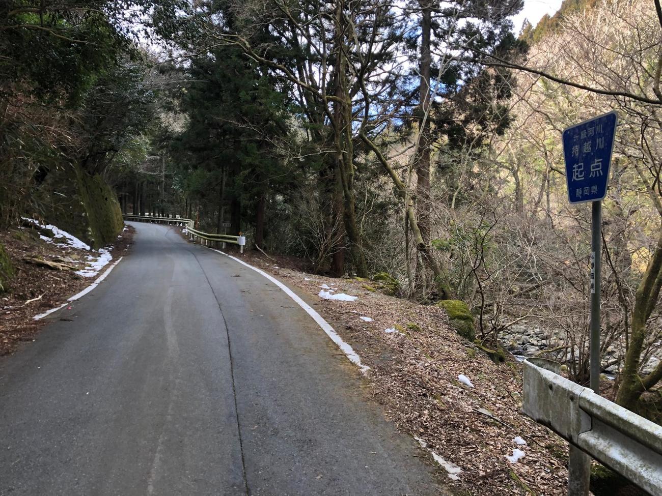 「持越川の起点」とある。路肩に雪が見え始める