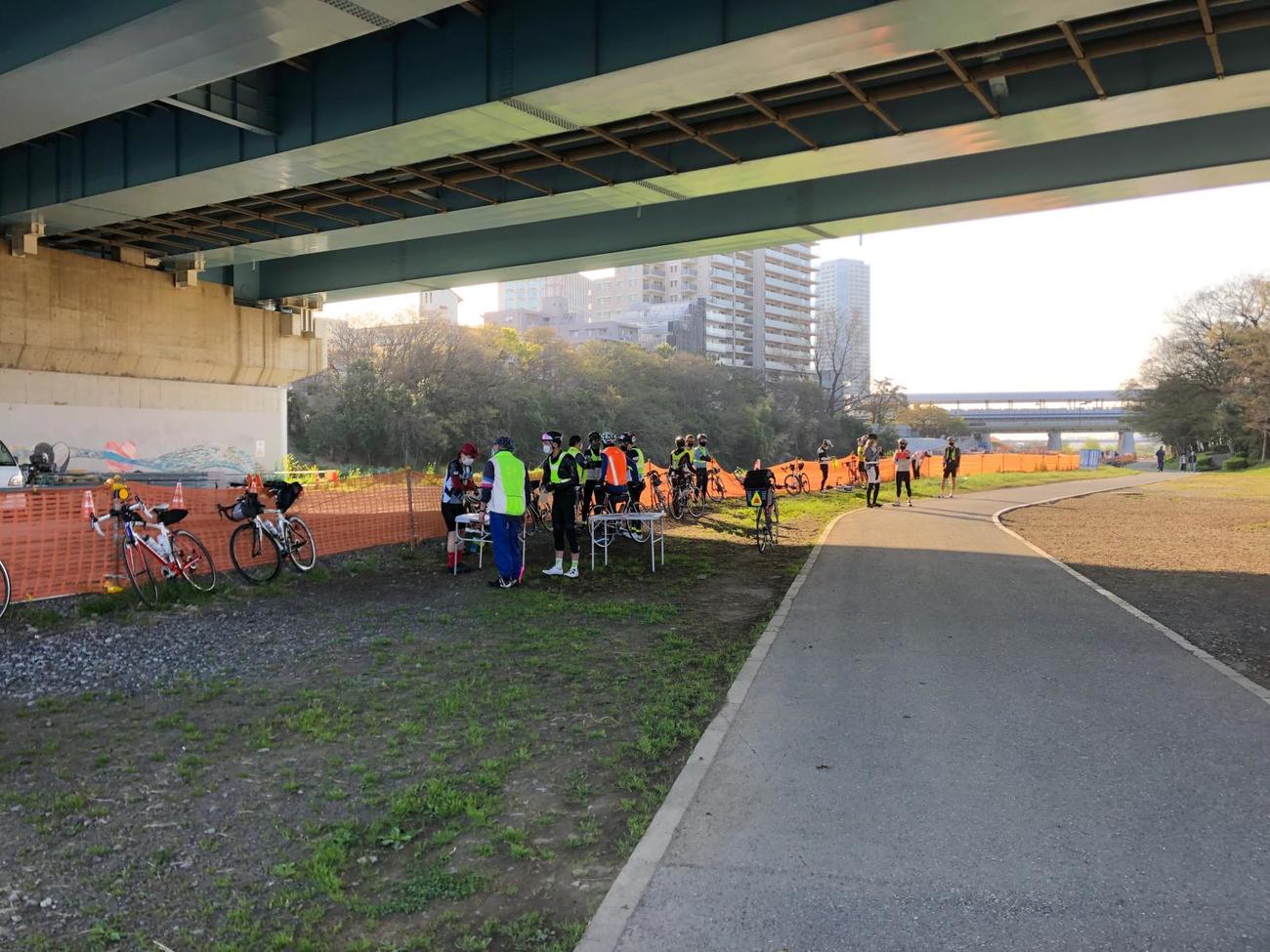 午前6時52分　多摩川河川敷・兵庫島公園のスタート地点。後方は二子玉川駅