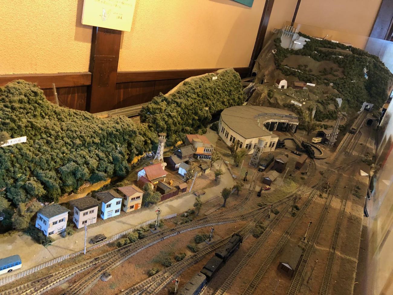 午後0時11分　店内には鉄道のジオラマ