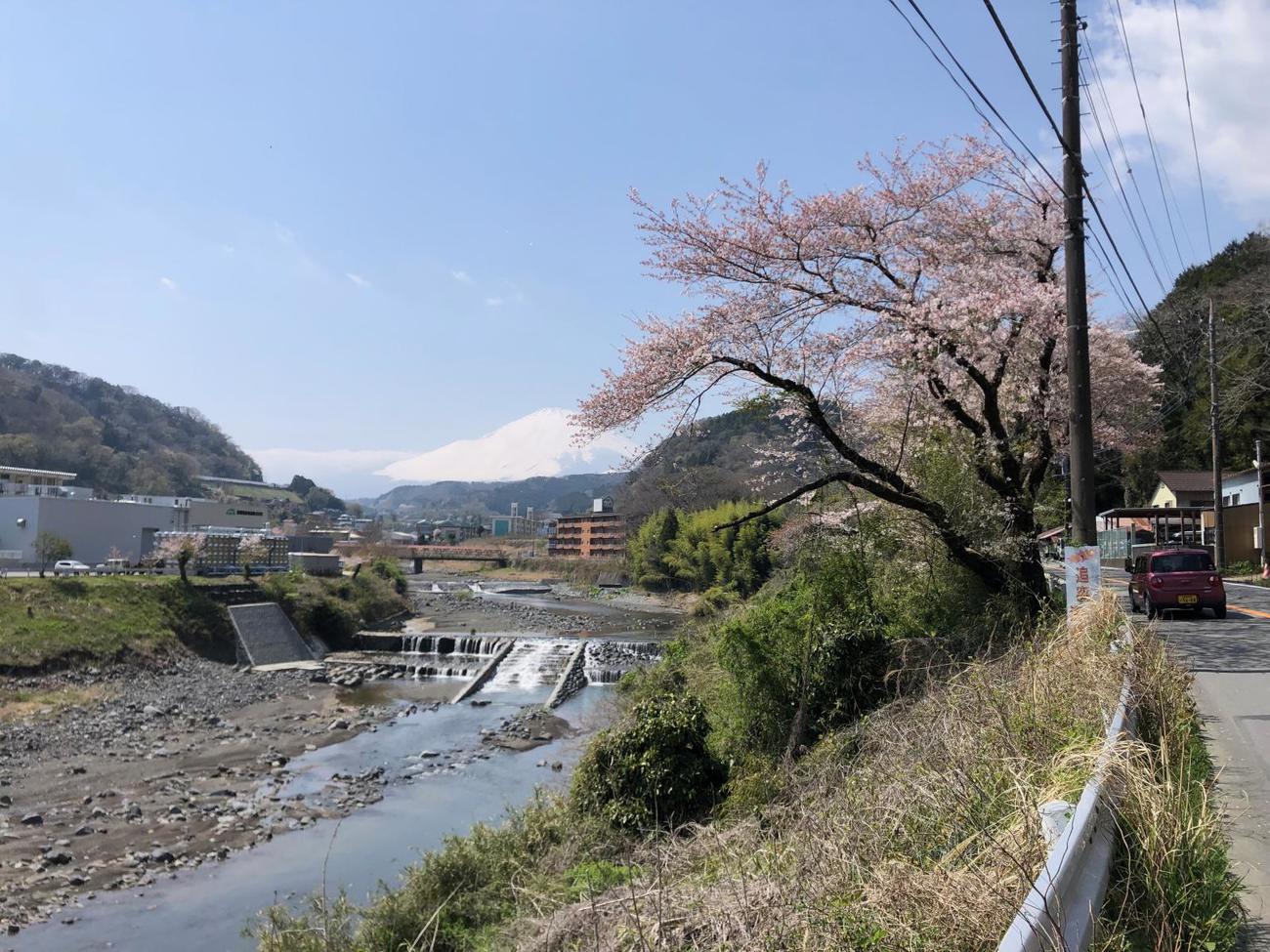 午後0時48分　生土交差点から県道394号へ。富士山へ向かって進む
