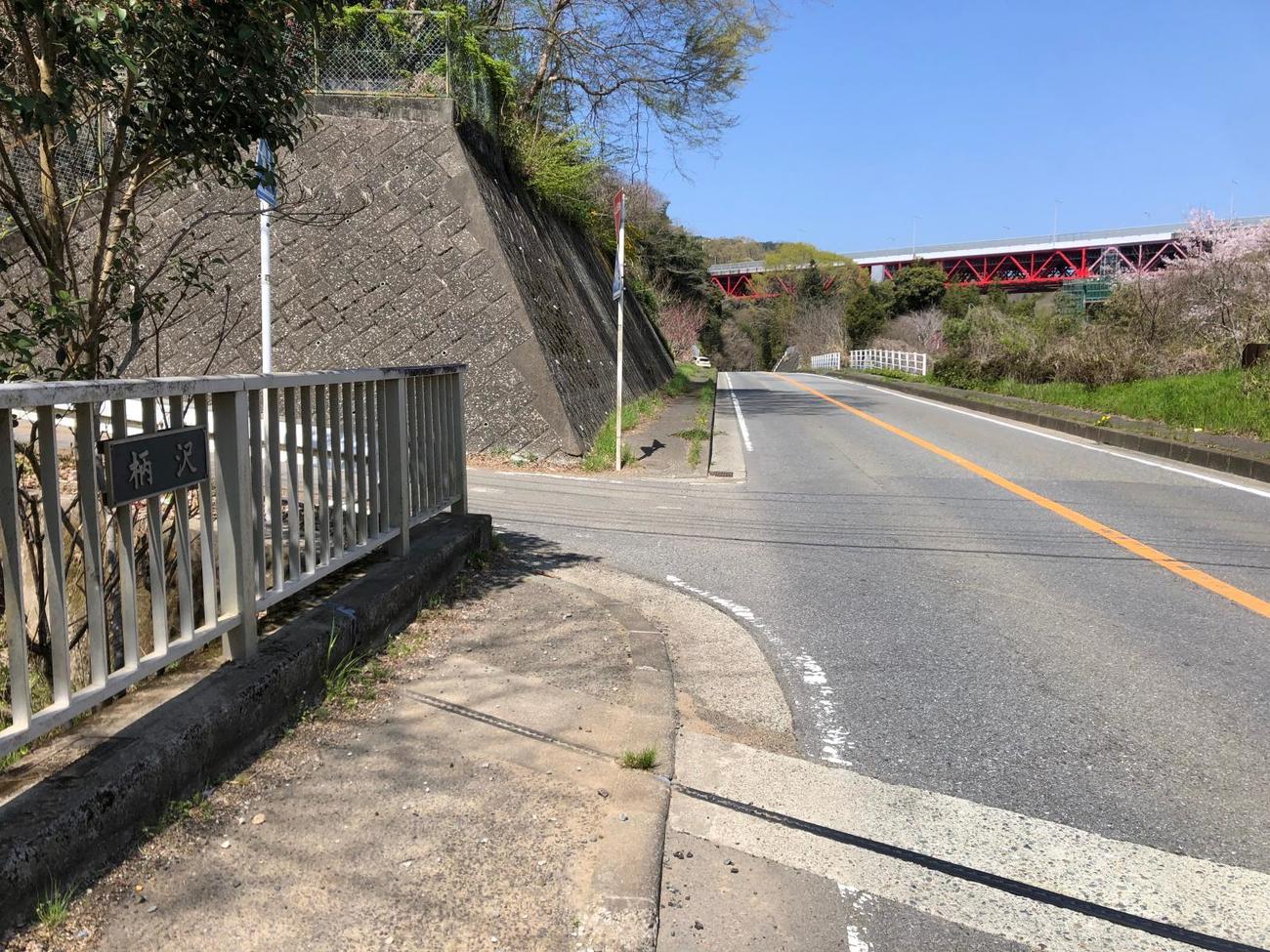 午前10時49分　ここを左に入って山道へ。前方の赤い橋は東名高速