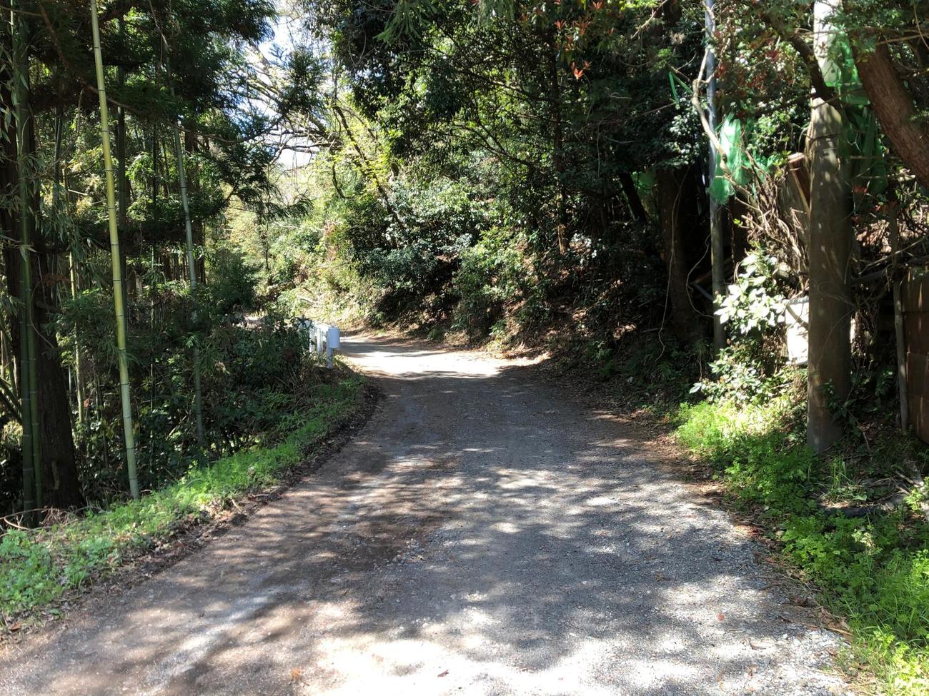 午前10時53分　砂利道現る
