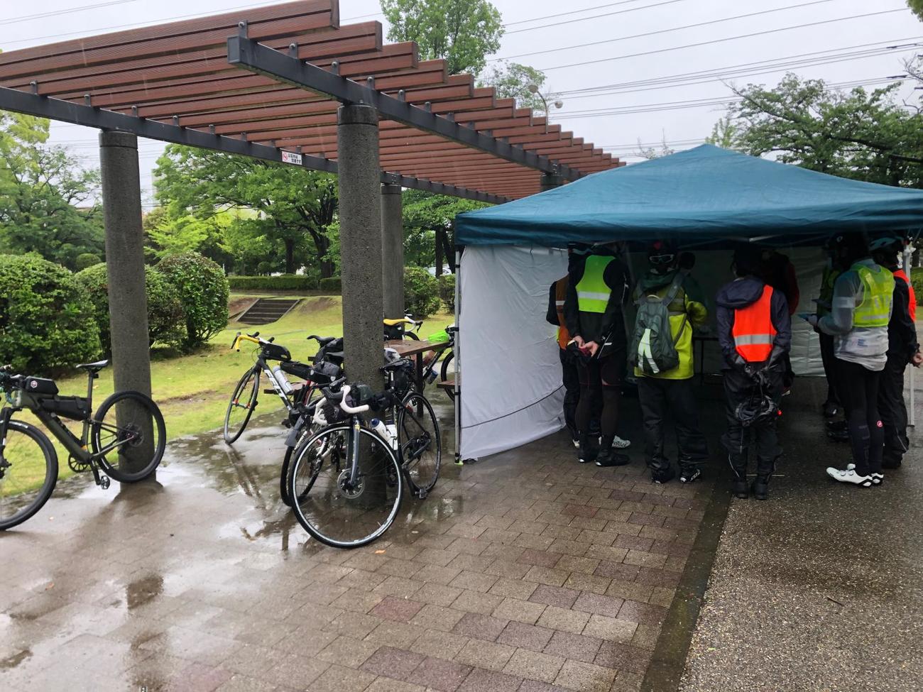 14日午前6時39分、スタート地点の藤沢市内の公園でブリーフィング