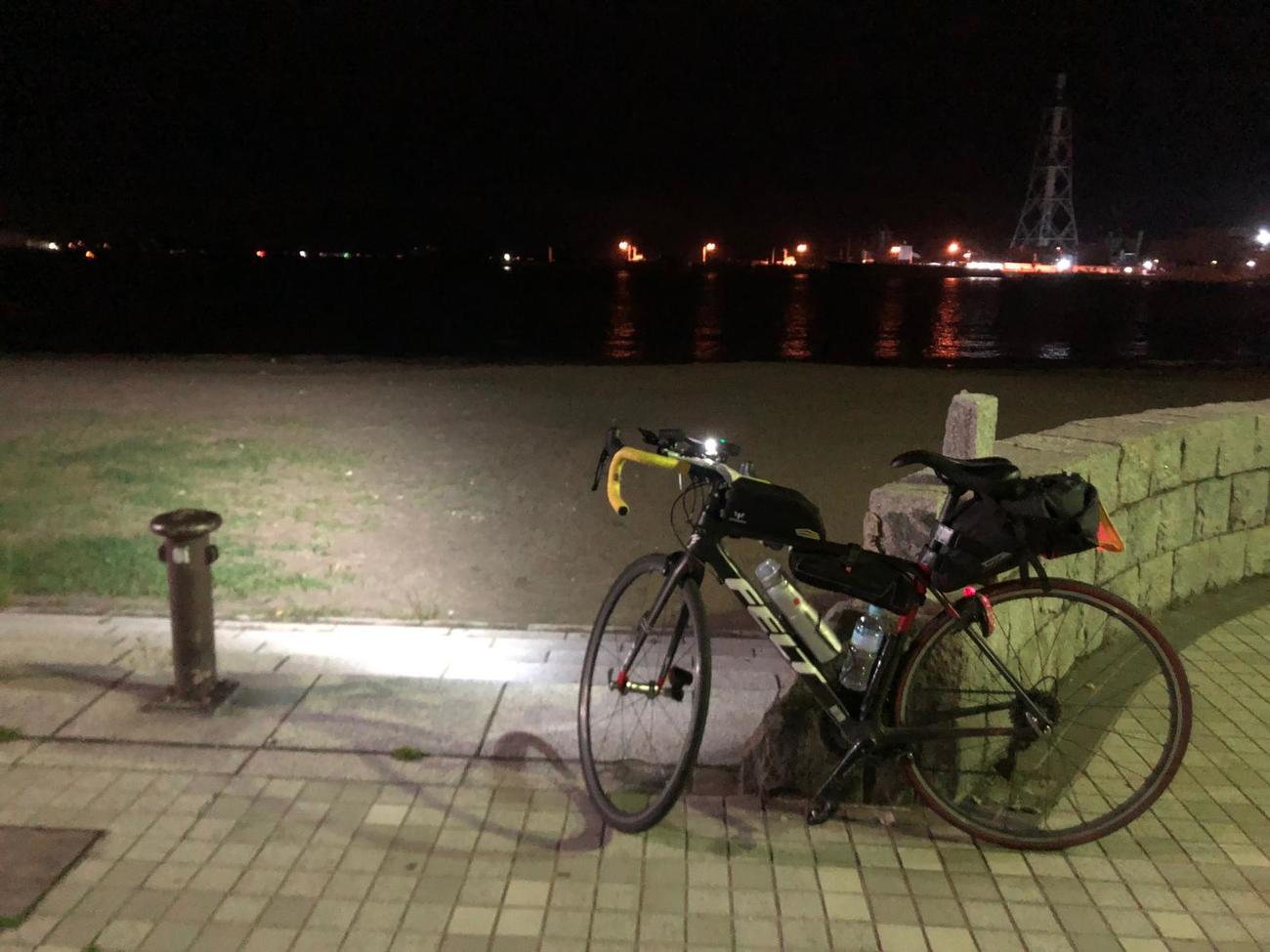 15日午前1時38分、久里浜海岸