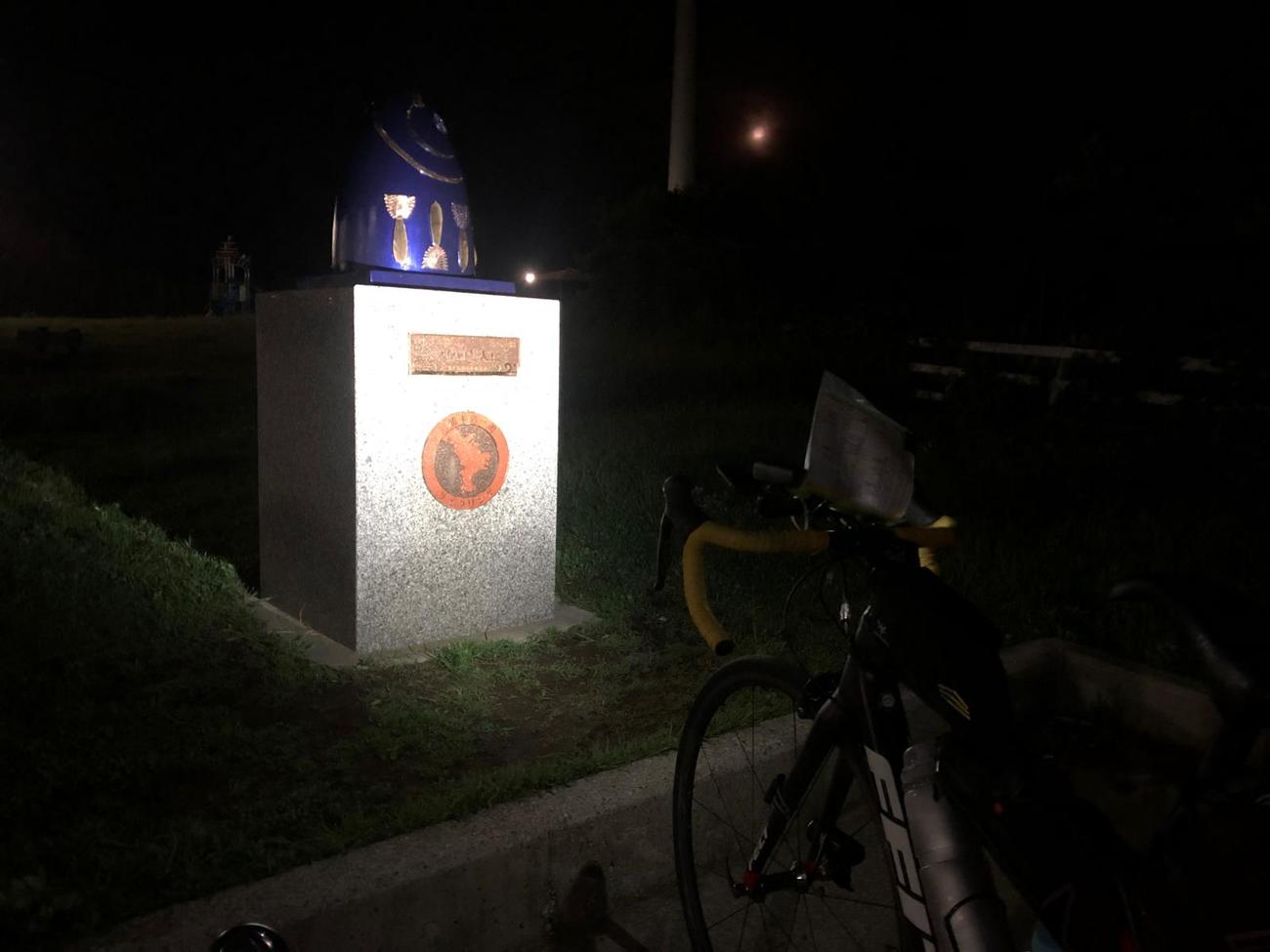 15日午前2時42分、三浦・宮川公園のマグロと大根のマイルストーン