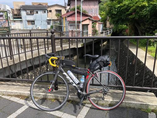 14日午後2時8分、川の左の道がペリー通り