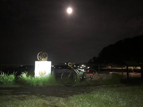 15日午前1時12分、たたら浜の黒船のマイルストーン。この日はほぼ満月だった