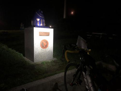 15日午前2時42分、三浦・宮川公園のマグロと大根のマイルストーン