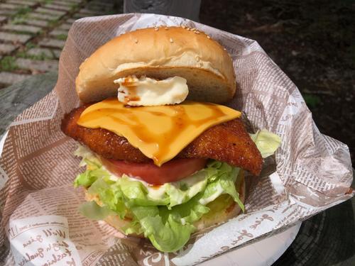 14日午後1時44分、金目鯛のフライが入っている下田バーガー