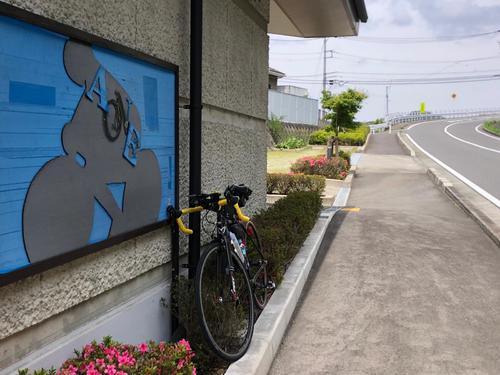道志村青根出張所前にある自転車のオブジェ