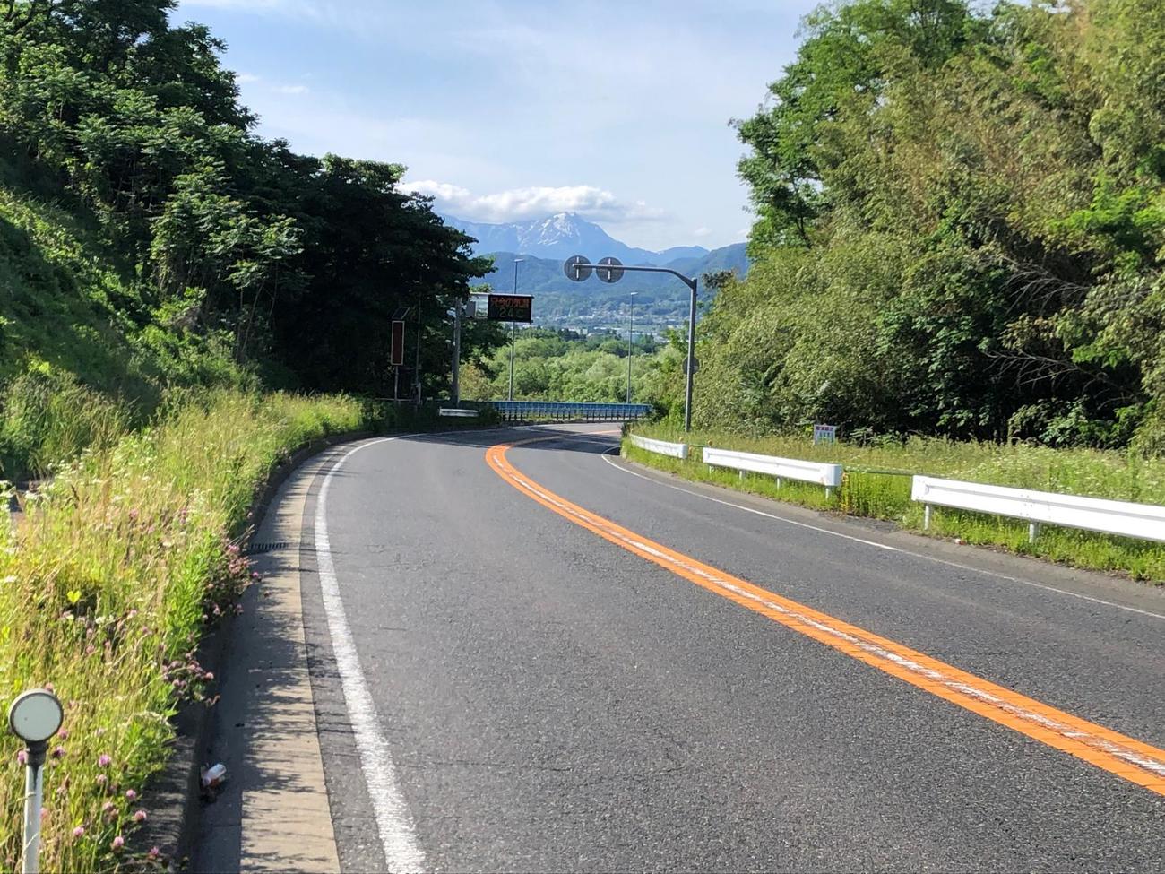 4日午後3時32分　162キロ地点、遙かに見えるのは谷川連峰か（群馬・沼田市）
