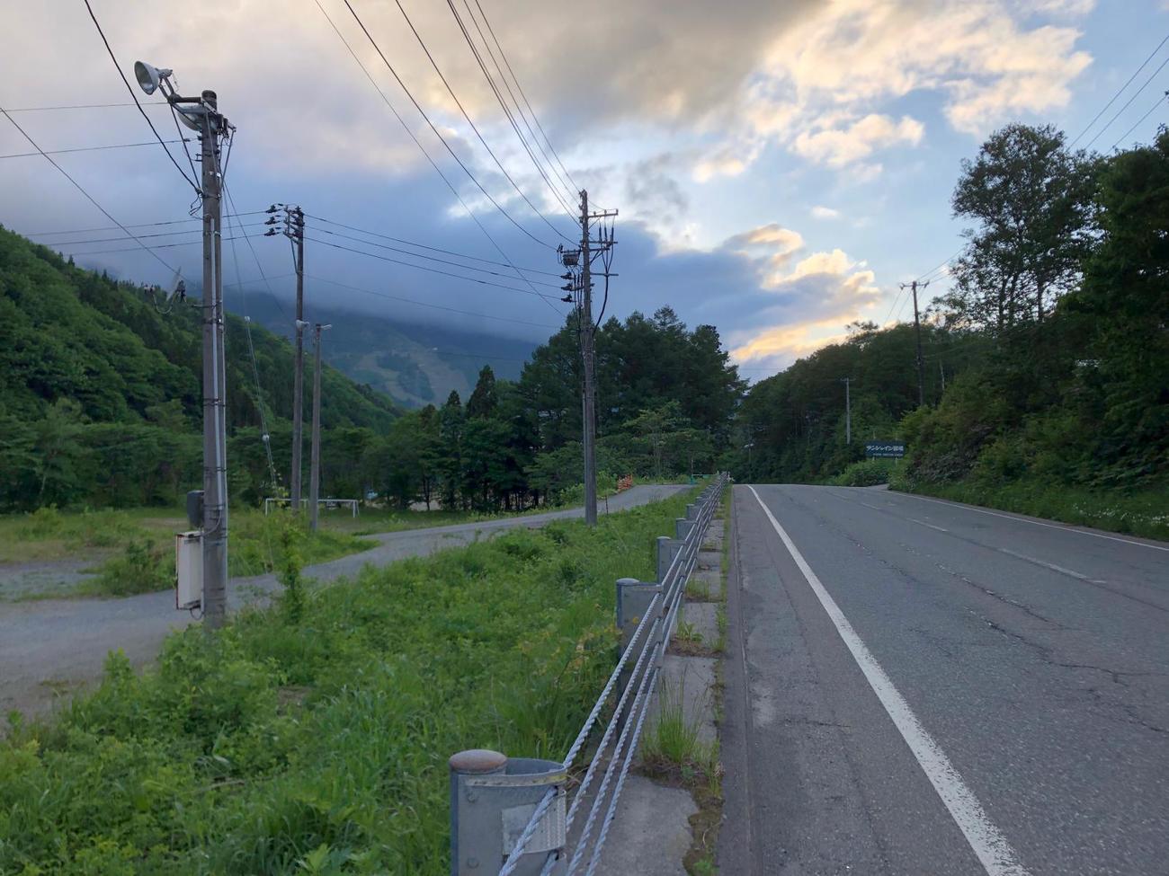 4日午後6時20分　197キロ地点、左手奥に苗場スキー場（新潟・湯沢町）