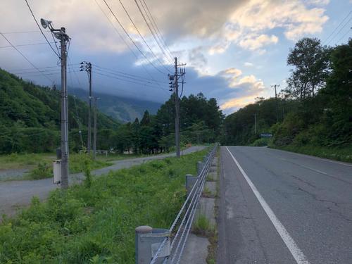 4日午後6時20分　197キロ地点、左手奥に苗場スキー場（新潟・湯沢町）