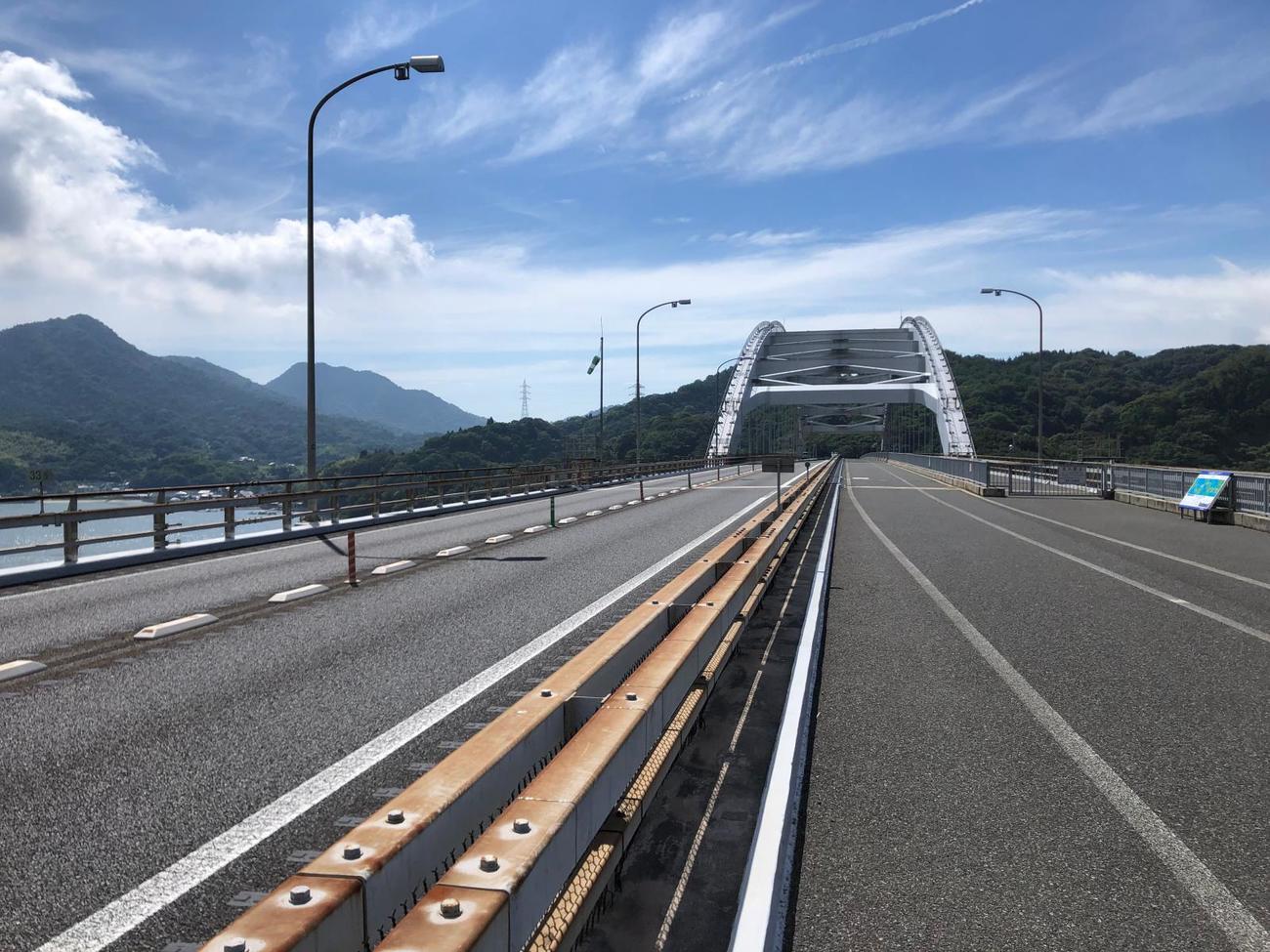 右手が自転車・原付道と歩行者道