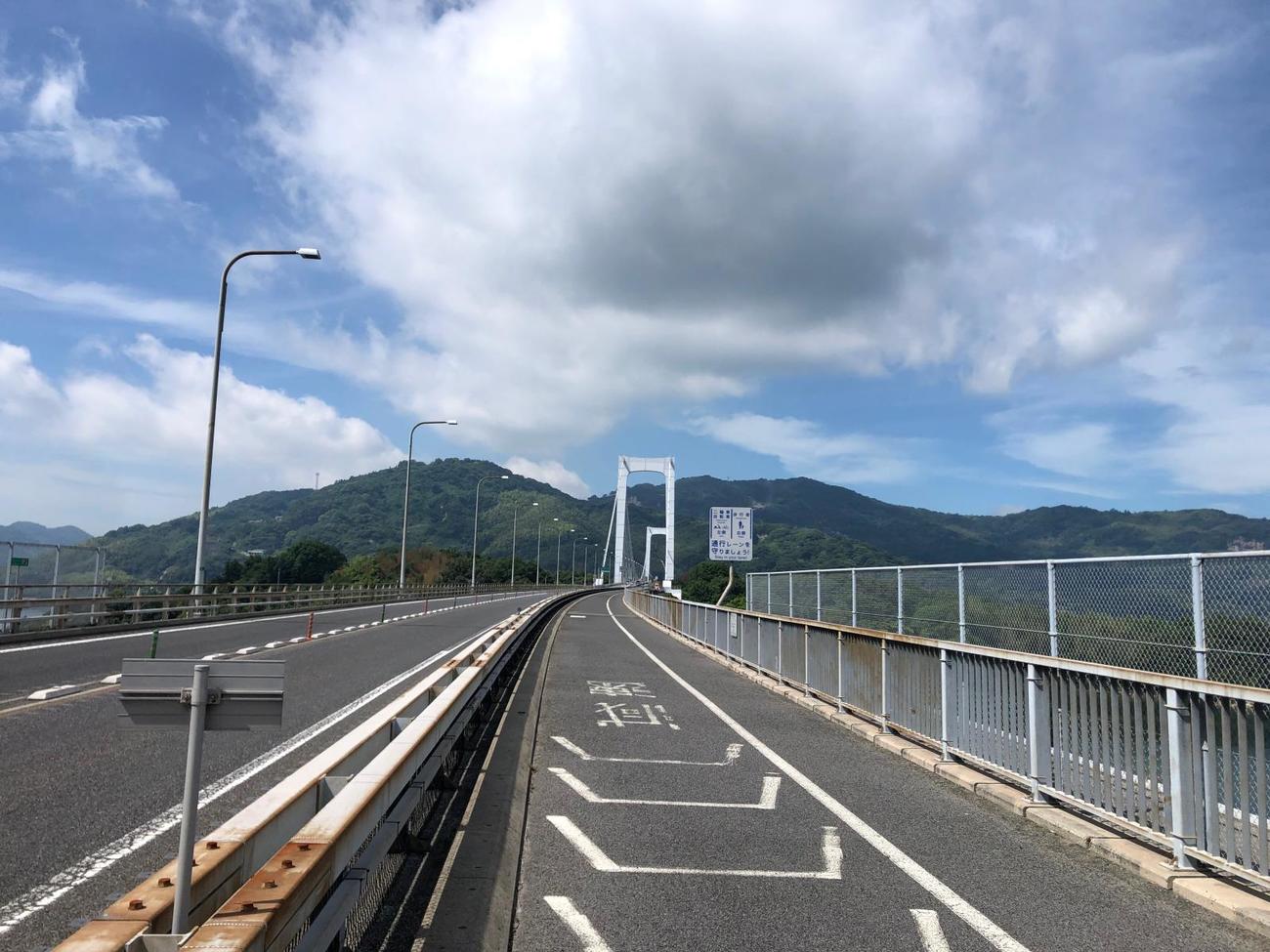右手が自転車・原付道と歩行者道