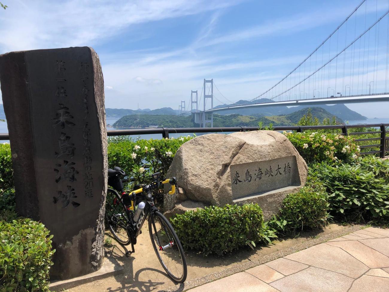 来島海峡展望館から来島海峡大橋を臨む