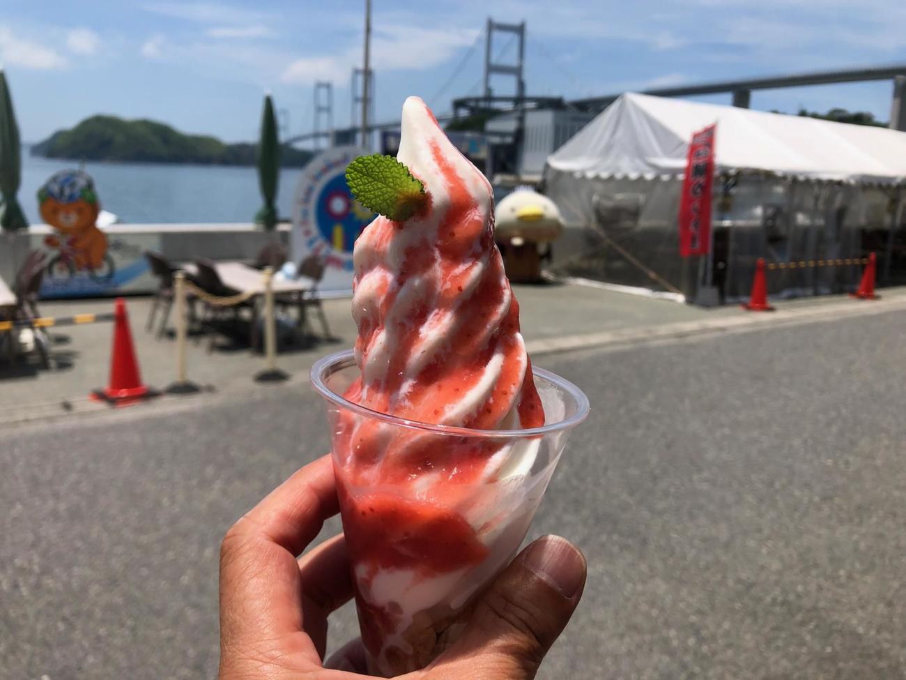 道の駅よしうみいきいき館の島いちごソースのソフトクリーム